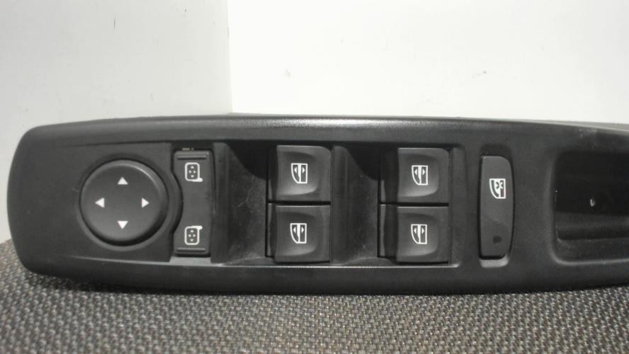 Image Interrupteur de leve vitre avant gauche - RENAULT MEGANE 3
