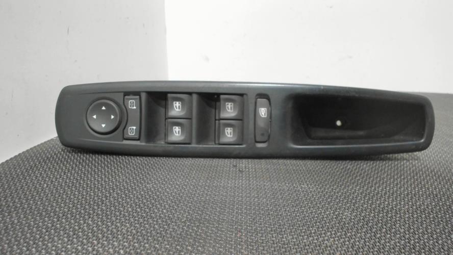 Image Interrupteur de leve vitre avant gauche - RENAULT MEGANE 3