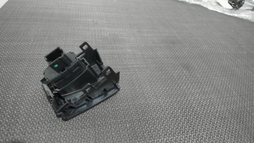 Image Bouton de warning - BMW SERIE 1 F20