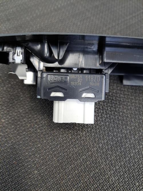 Image Interrupteur de leve vitre avant droit - PEUGEOT 208 1
