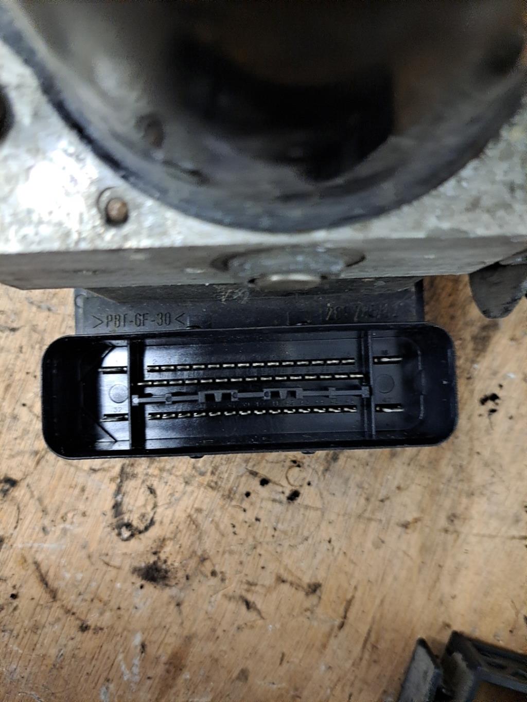 Bloc ABS (freins anti-blocage) VOLKSWAGEN GOLF 5 Essence - 1