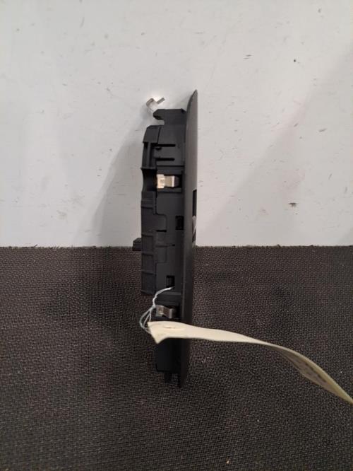 Image Interrupteur de leve vitre avant droit - BMW SERIE 1 E81