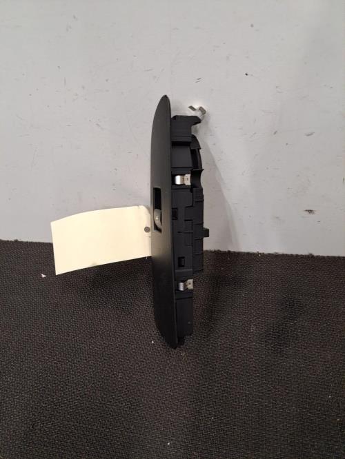 Image Interrupteur de leve vitre avant droit - BMW SERIE 1 E81