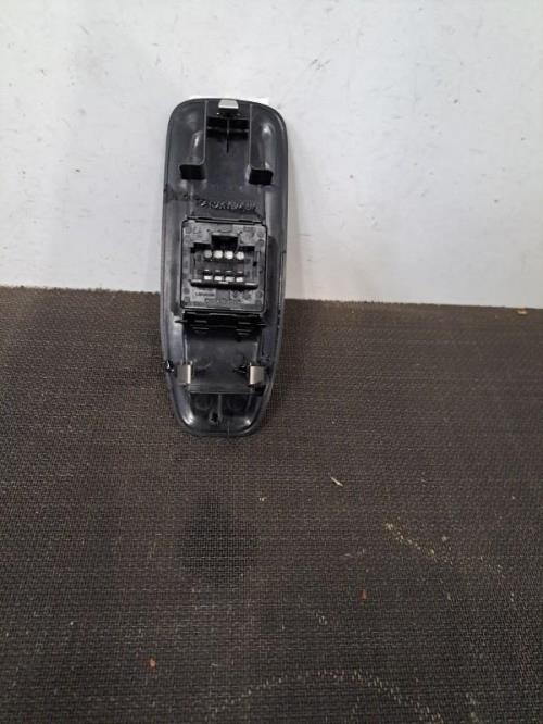 Image Interrupteur de leve vitre - PEUGEOT 208 1