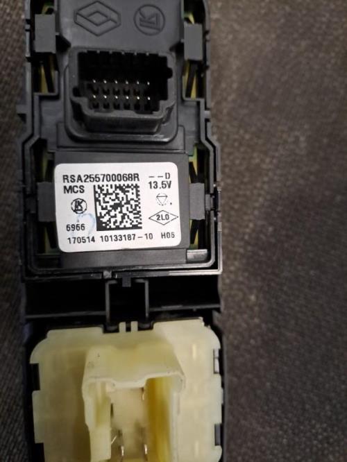 Image Interrupteur de leve vitre avant gauche - RENAULT CLIO 4