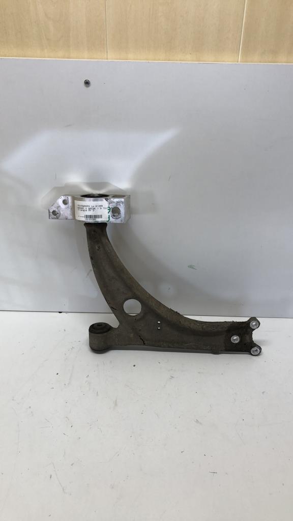 Triangle avant droit VOLKSWAGEN PASSAT 5 BREAK Diesel - 1