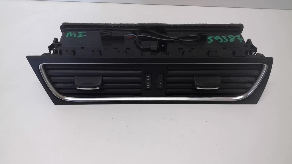 Aerateur tableau de bord AUDI A4 3 AVANT PHASE 1 BREAK Diesel - 1