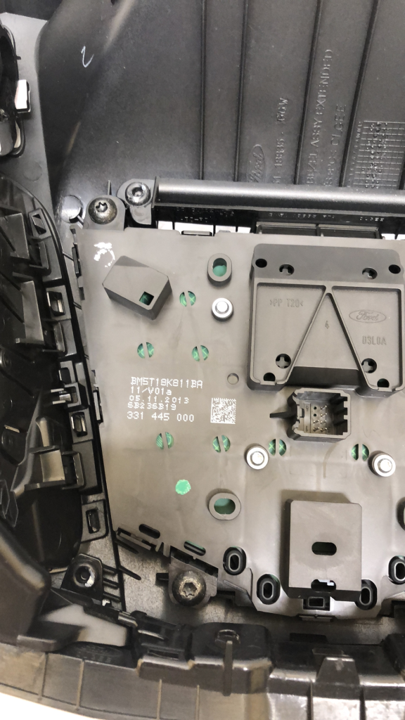 Facade autoradio FORD FOCUS 3 PHASE 1 BREAK Essence - 1