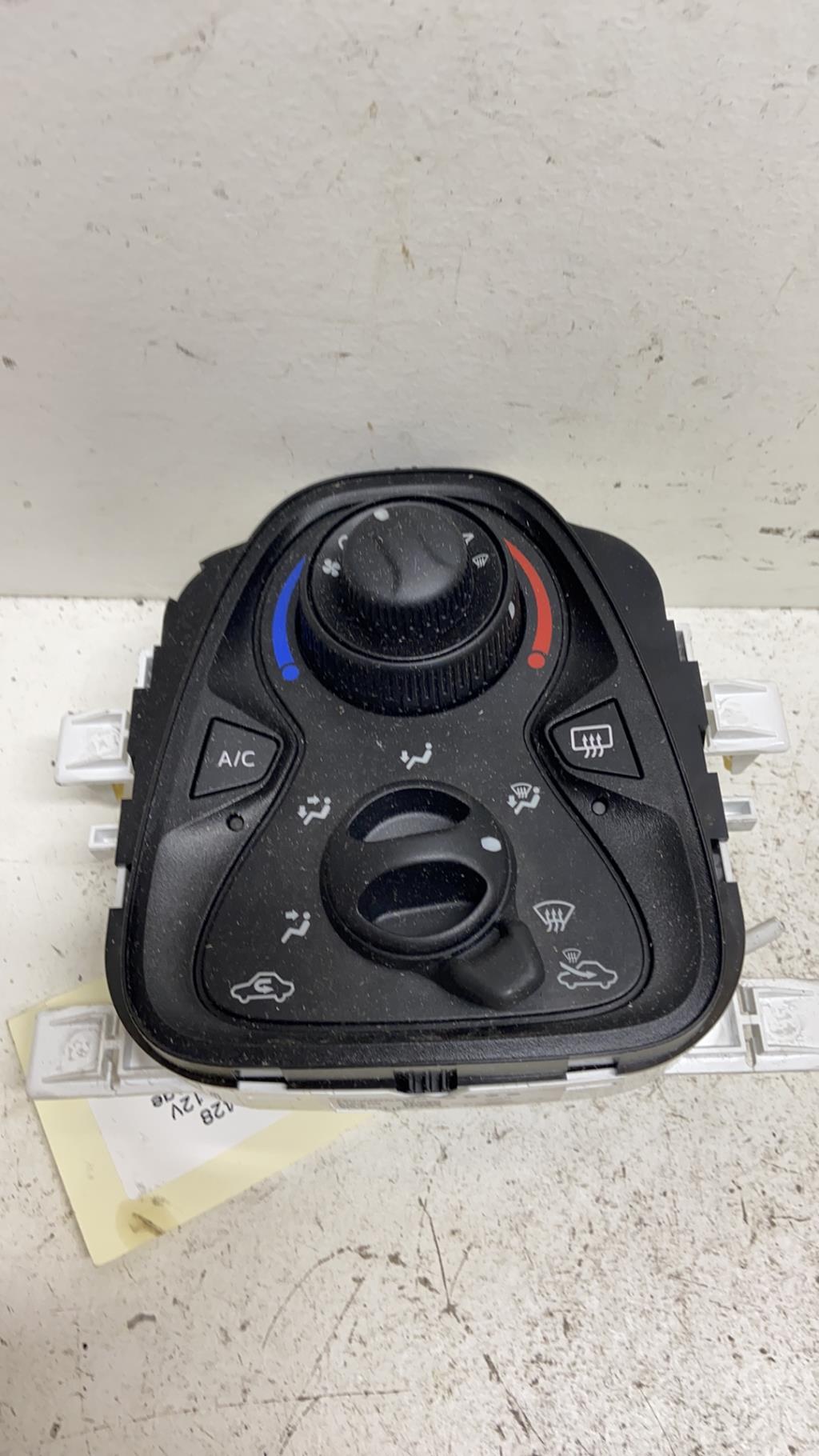 Commande chauffage TOYOTA AYGO 2 Essence - 1