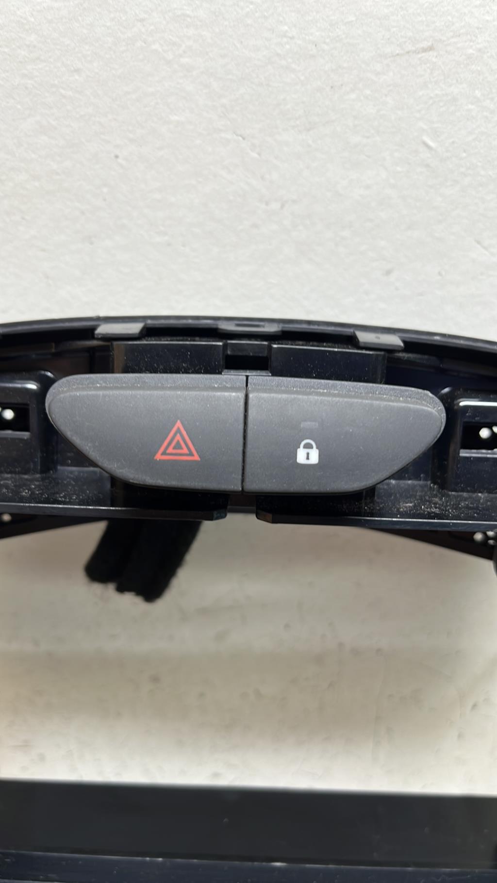 Bouton de warning RENAULT CLIO 4 PHASE 2 Essence - 1