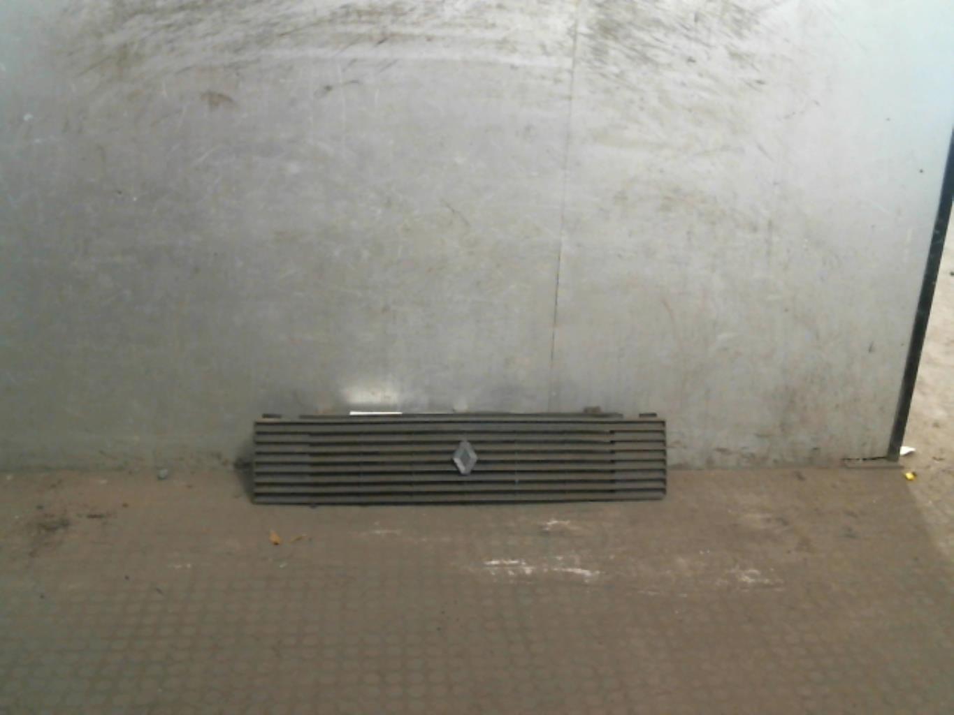 Calandre RENAULT R9  - 1