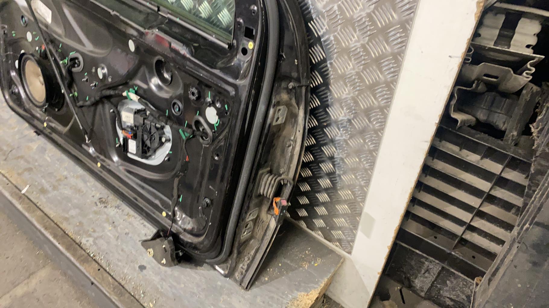 Portiera anteriore destra VOLKSWAGEN GOLF 5 Diésel - 1