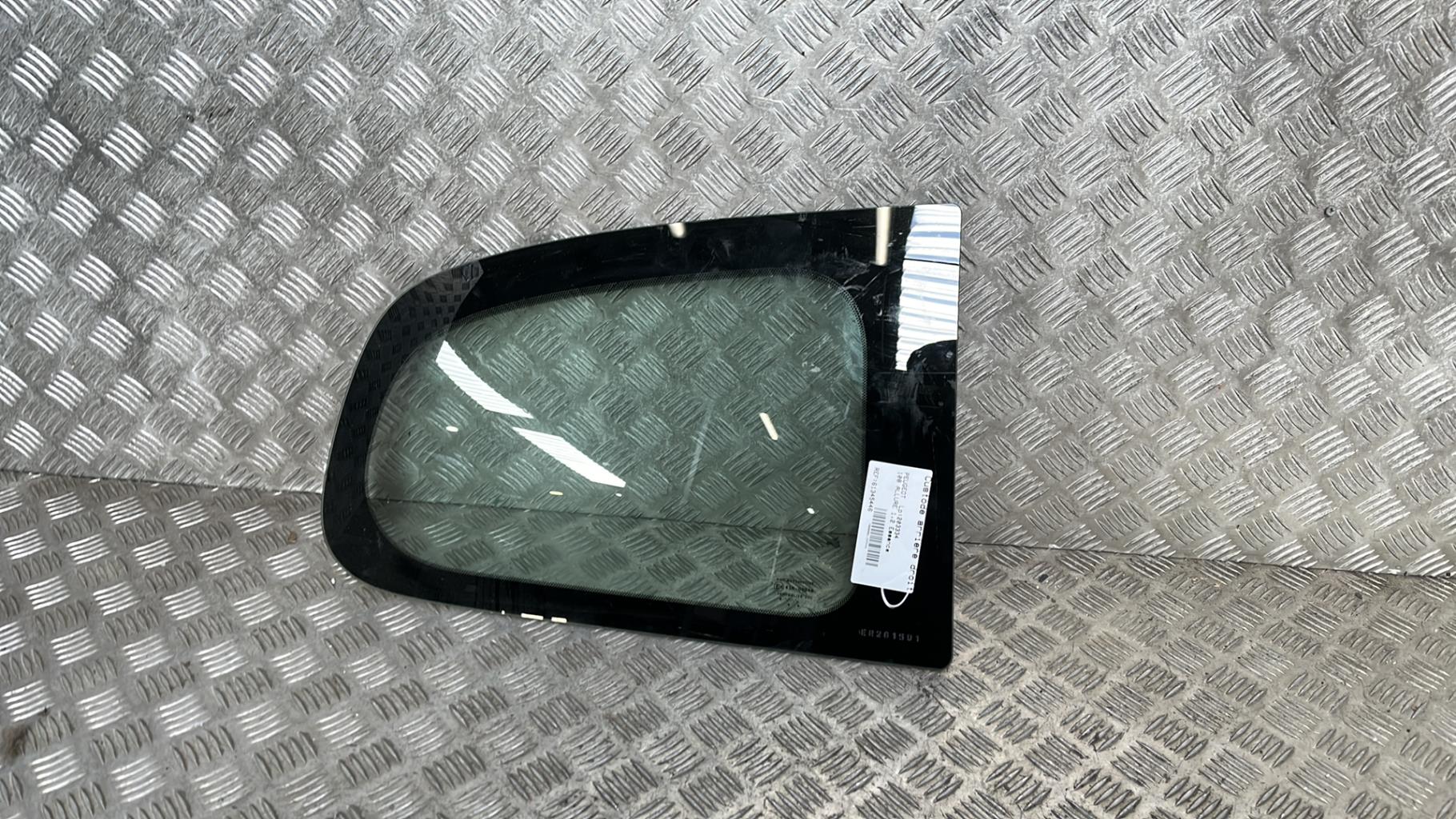 Ventanilla triangular trasera derecha PEUGEOT 108 Gasolina - 1