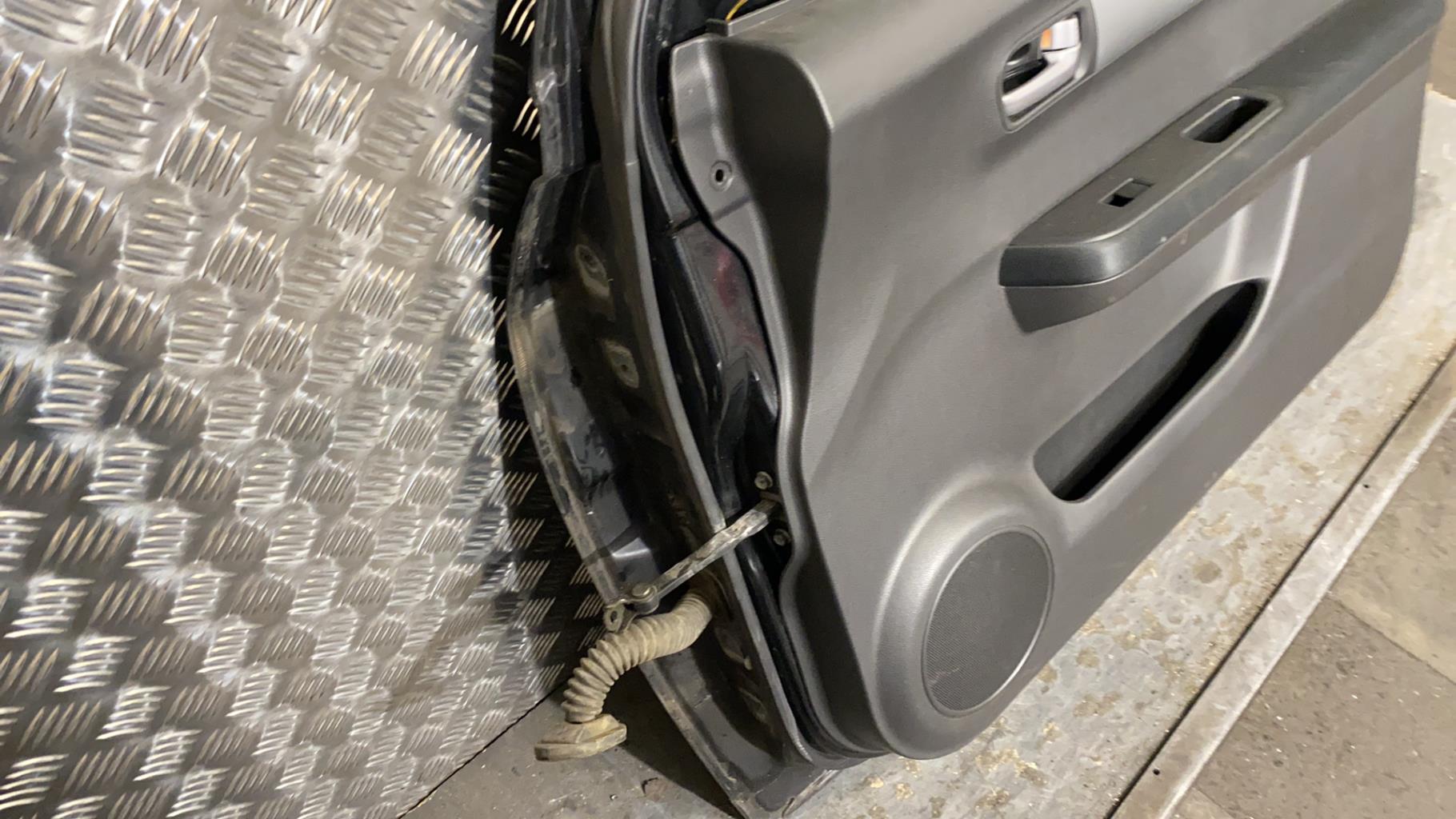Portiera anteriore destra SUZUKI SWIFT 3 Diésel - 1