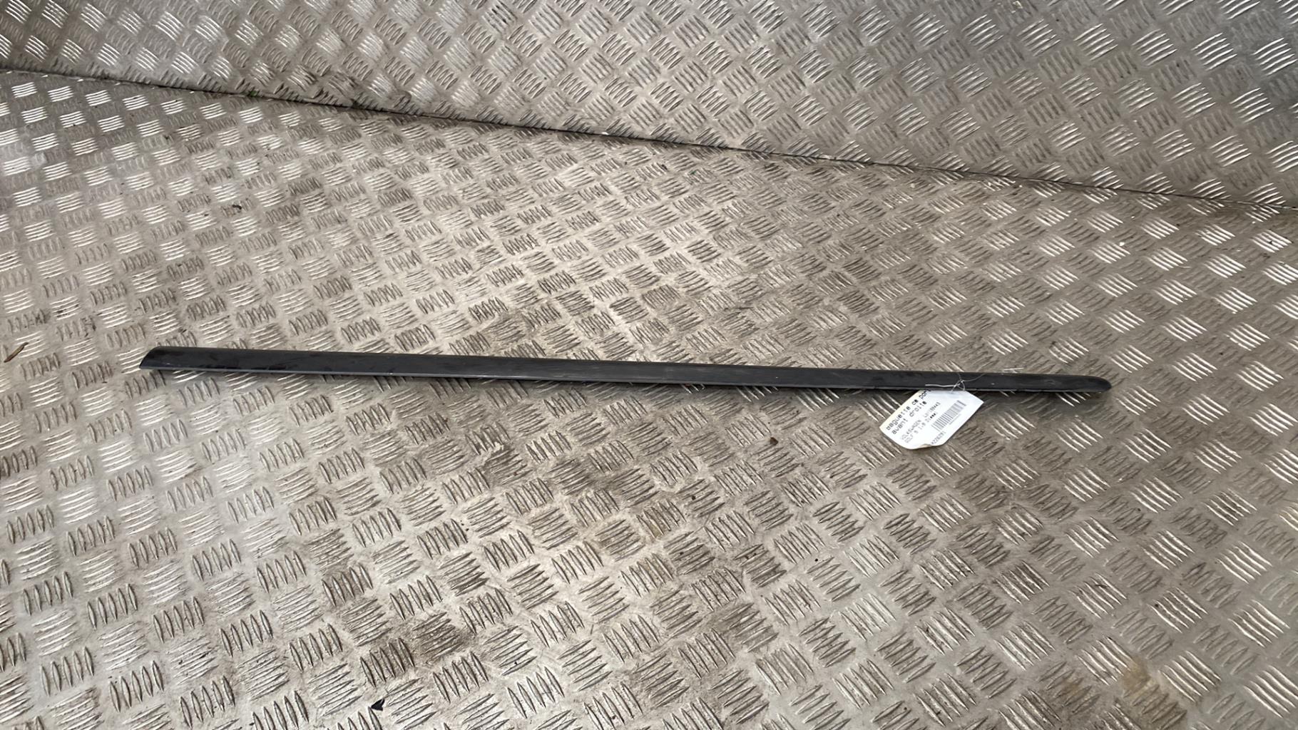 Modanatura portiera anteriore destra VOLKSWAGEN GOLF 5 Diésel - 1