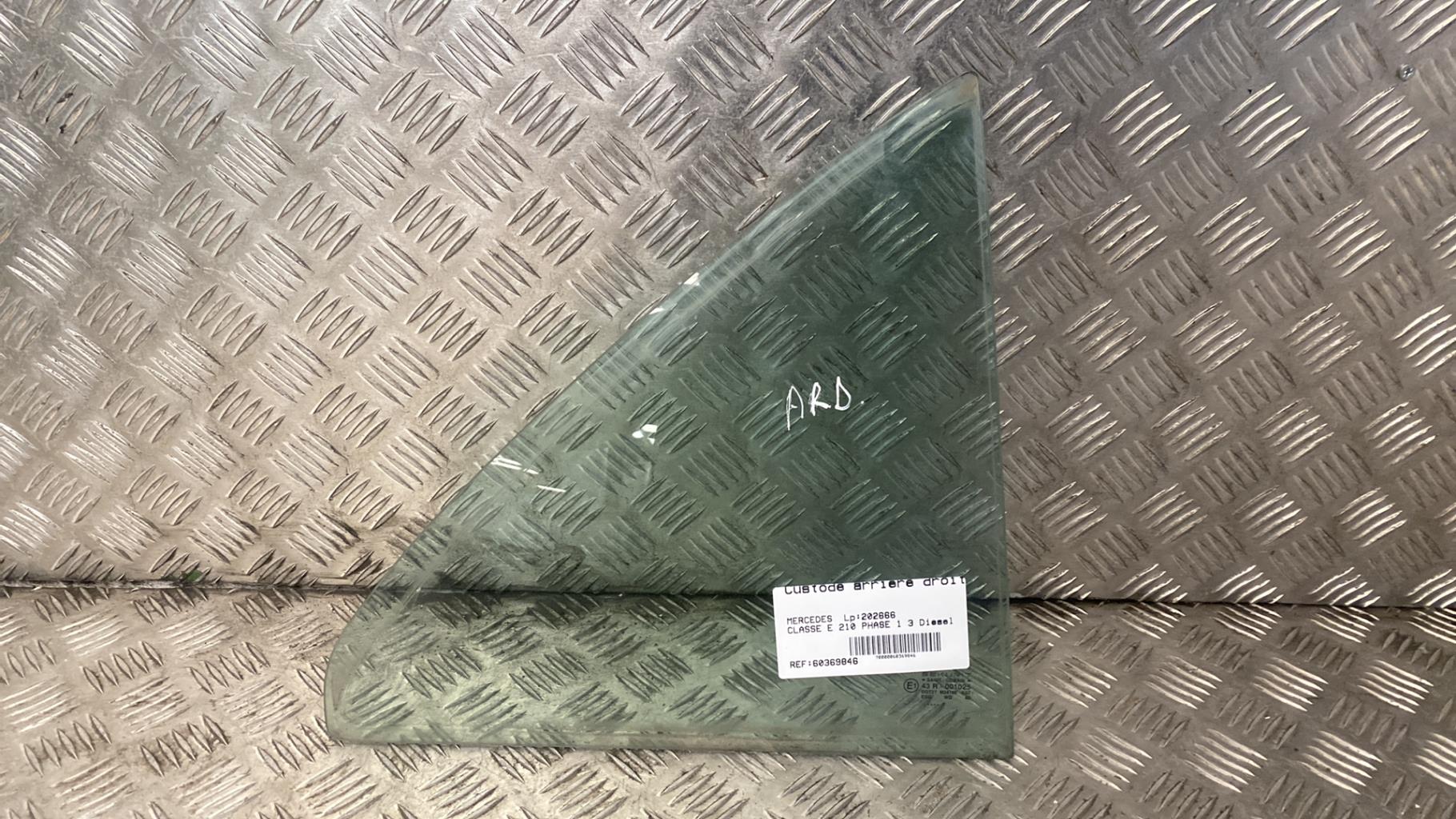 Ventanilla triangular trasera derecha (puerta) MERCEDES CLASSE E 210 PHASE 1 Diésel - 1