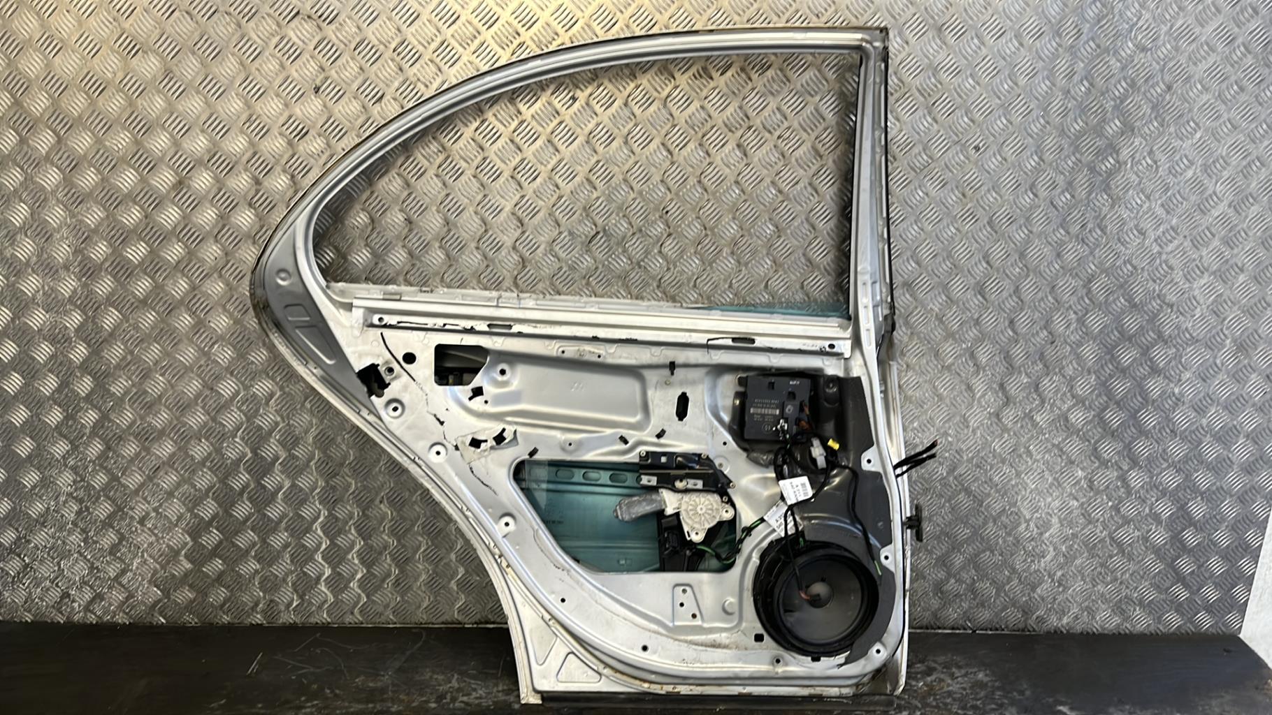 Portiera posteriore sinistra MERCEDES CLASSE E 211 PHASE 1 Diésel - 1