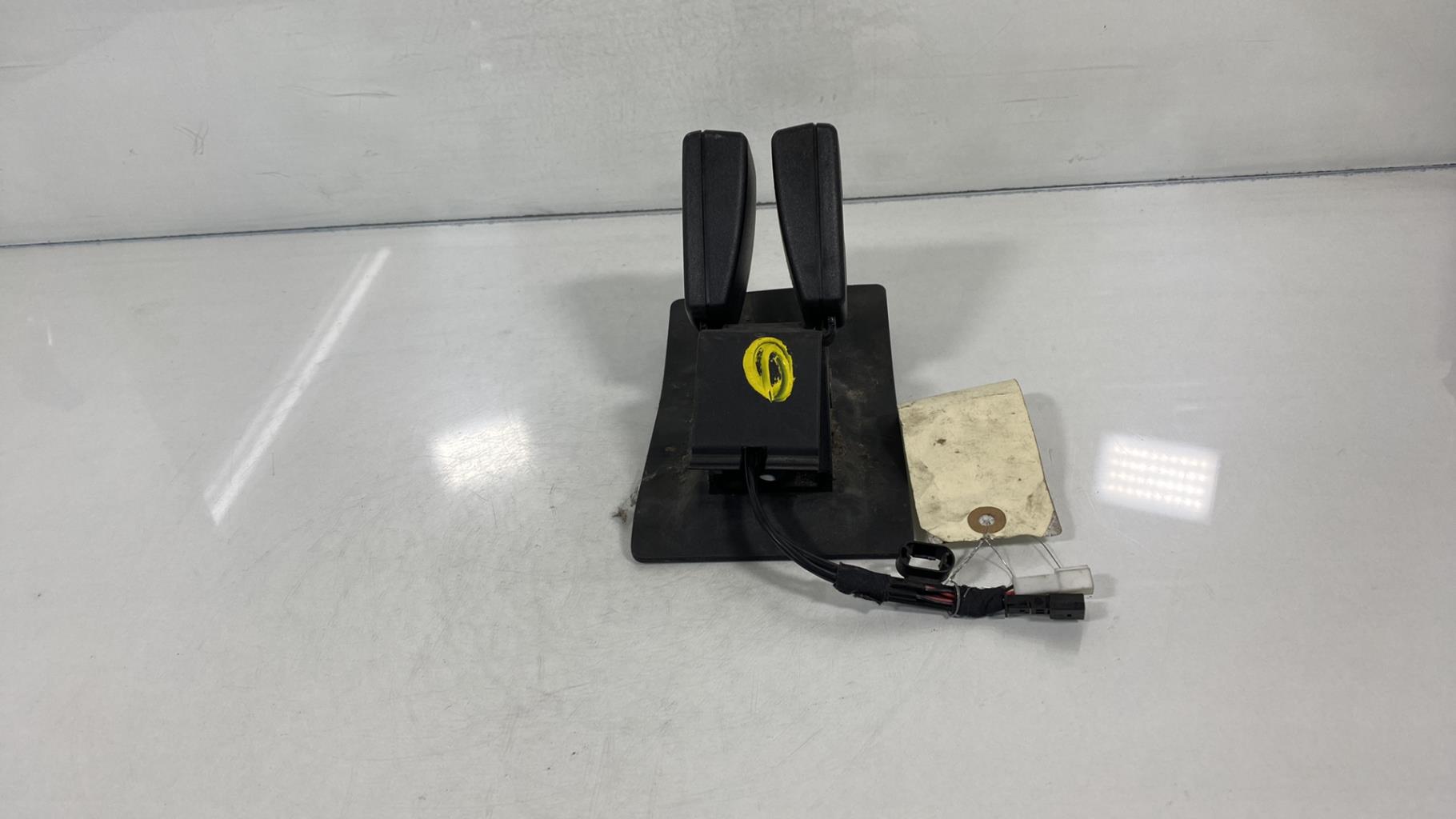 Attache ceinture arriere gauche MINI MINI 2 R56 PHASE 2 Diesel - 1