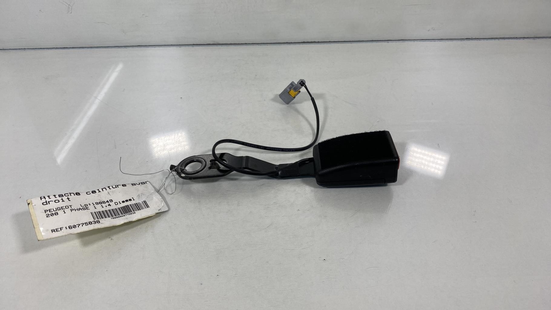 Aggancio cintura sicurezza anteriore destro PEUGEOT 208 1 PHASE 1 Diésel - 1