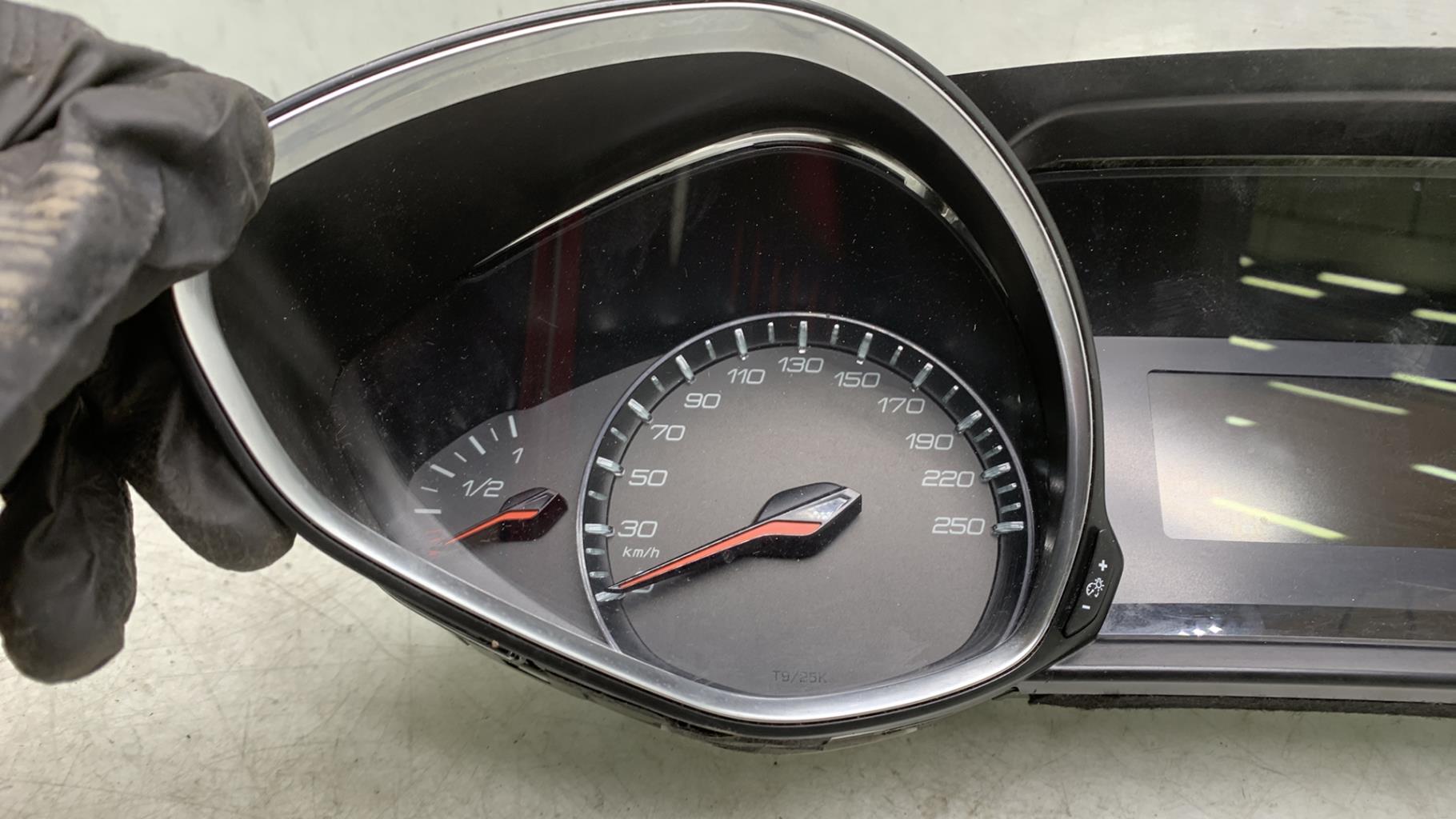 Compteur PEUGEOT 308 2 PHASE 1 Diesel - 1
