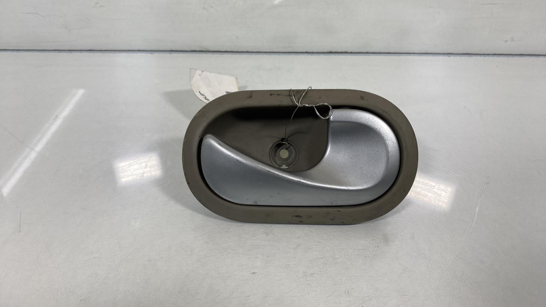 Maniglia interna posteriore destra RENAULT CLIO 3 PHASE 1 Diésel - 1