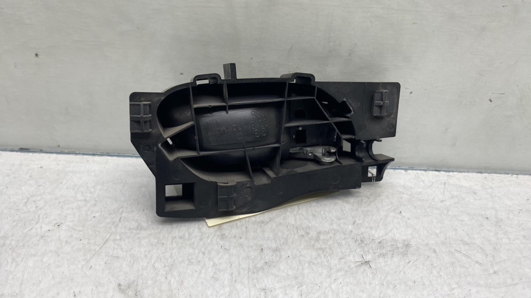 Maniglia interna posteriore sinistra CITROEN C4 1 PHASE 1 Diésel - 1
