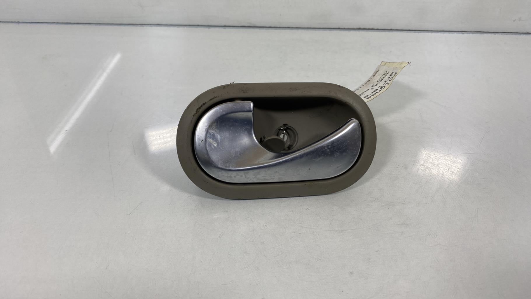 Poignee interieur arriere gauche RENAULT CLIO 3 PHASE 1 Essence - 1