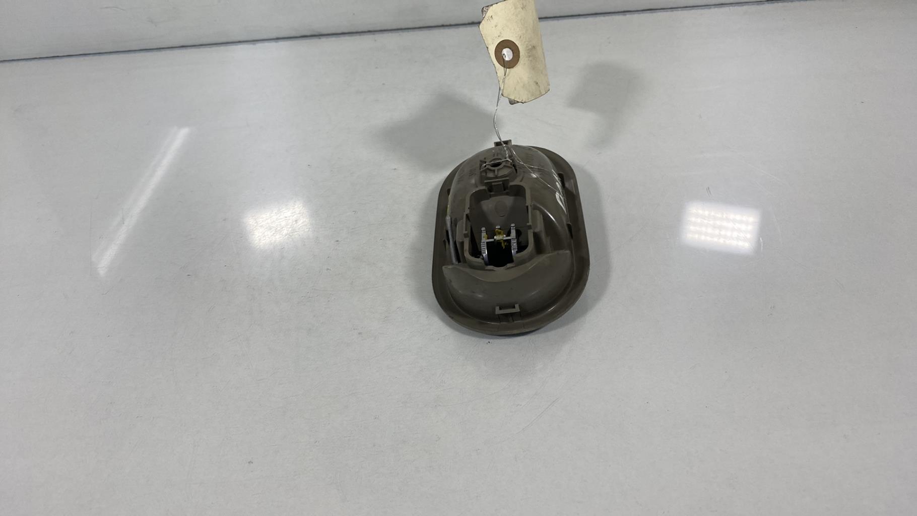 Poignee interieur avant droit RENAULT CLIO 3 PHASE 1 Essence - 1