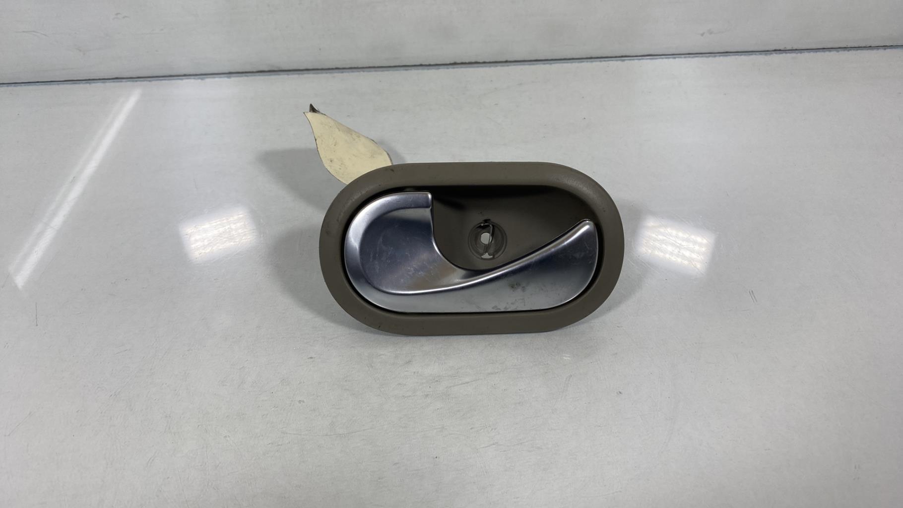 Poignee interieur avant gauche RENAULT CLIO 3 PHASE 1 Essence - 1