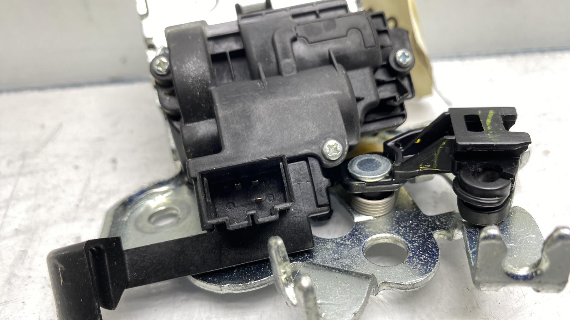 Serrure de coffre VOLKSWAGEN JETTA 4 Essence/Hybride - 1