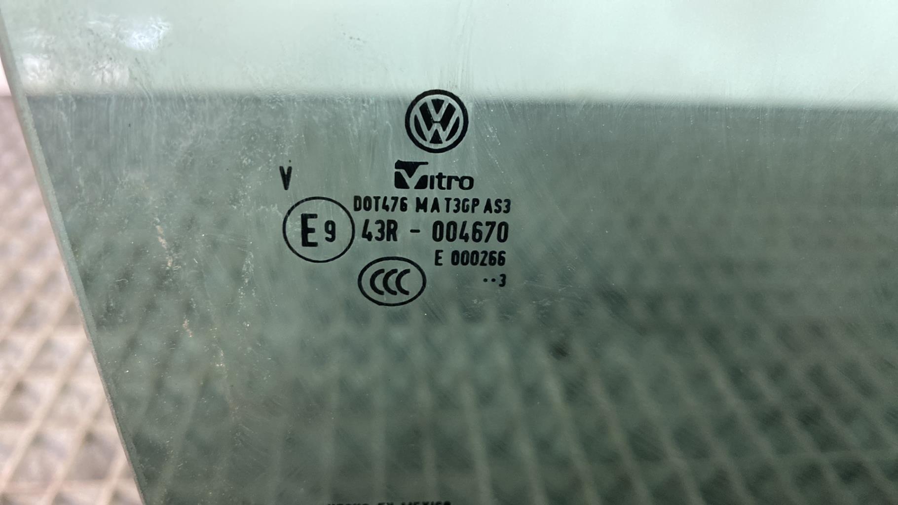 Vetro posteriore destro VOLKSWAGEN JETTA 4 Gasolina/Híbrido - 1