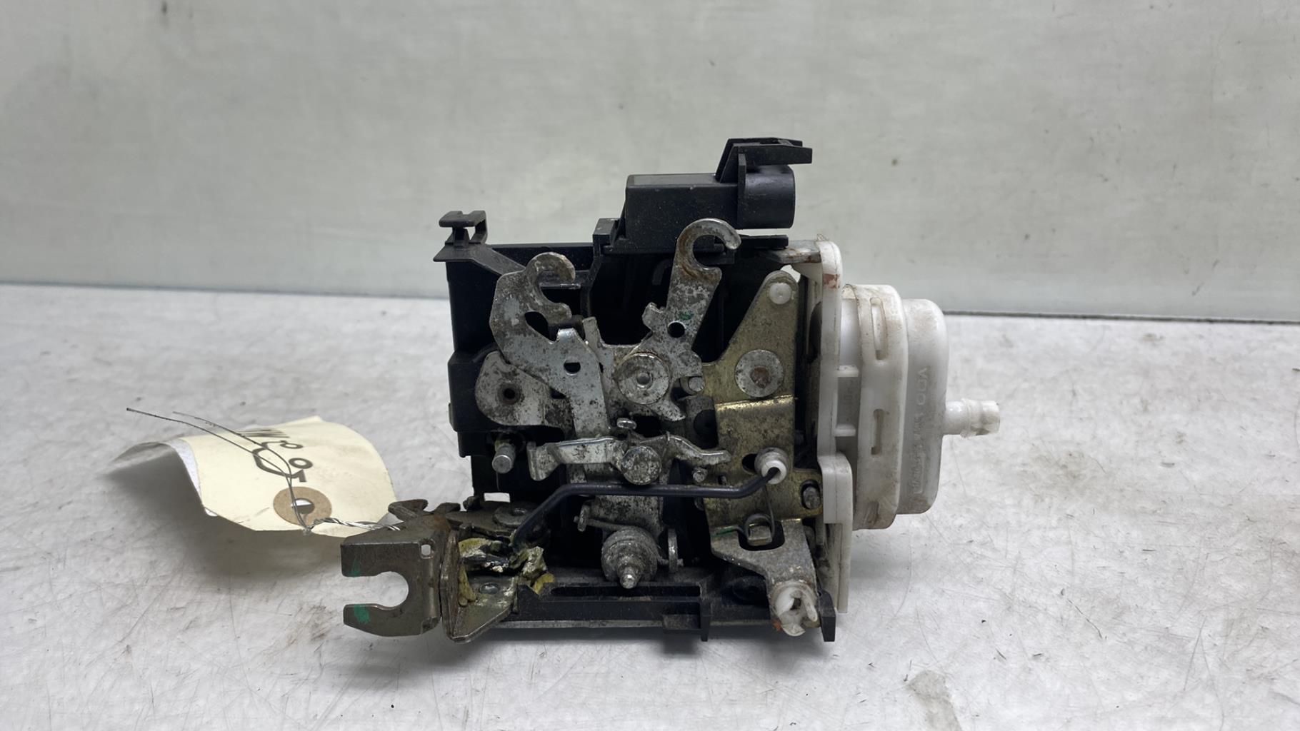 Serrure avant droit AUDI A4 1 AVANT PHASE 2 BREAK Diesel - 1