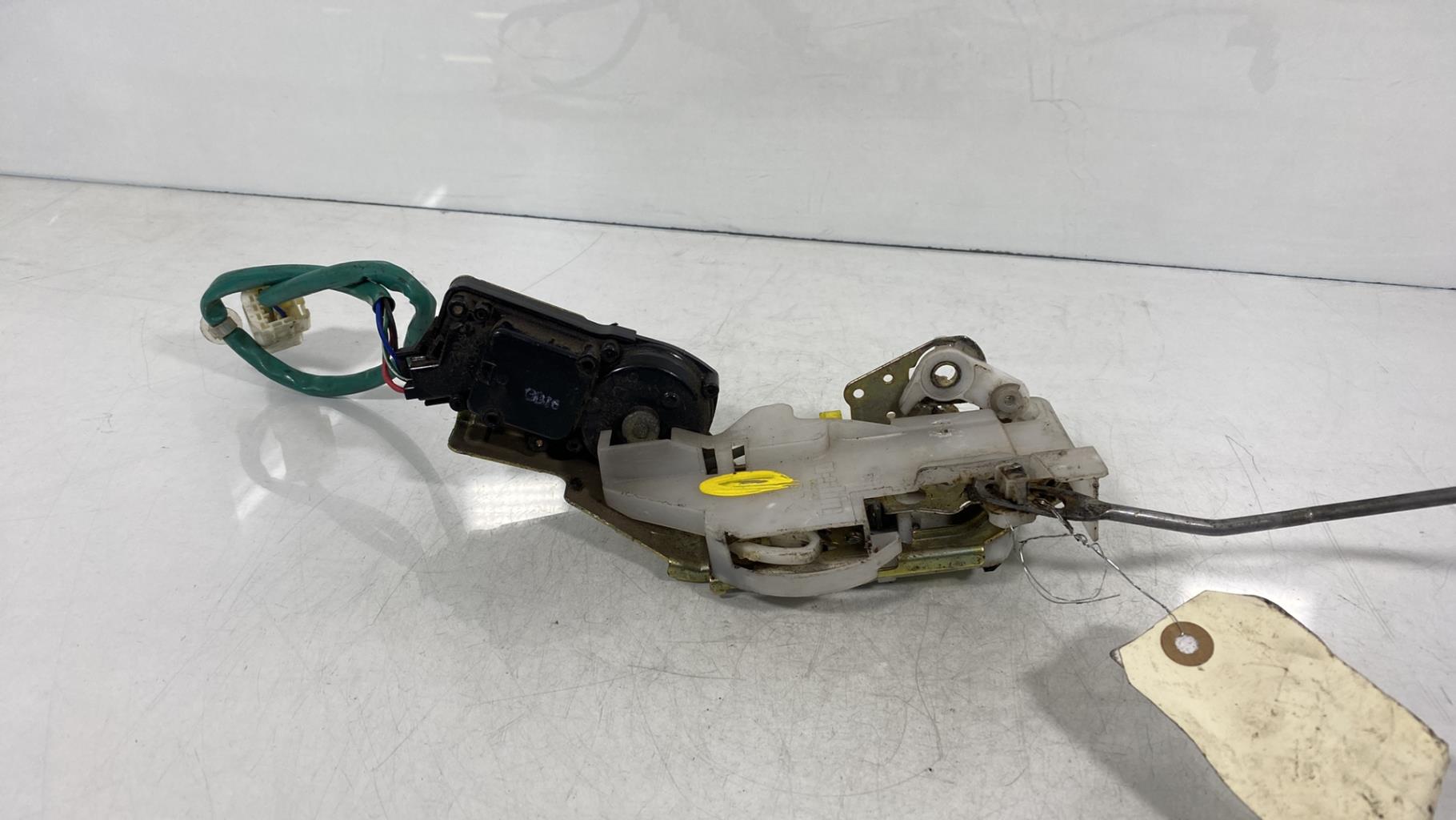 Serrure avant gauche MAZDA DEMIO PHASE 1 BREAK Essence - 1