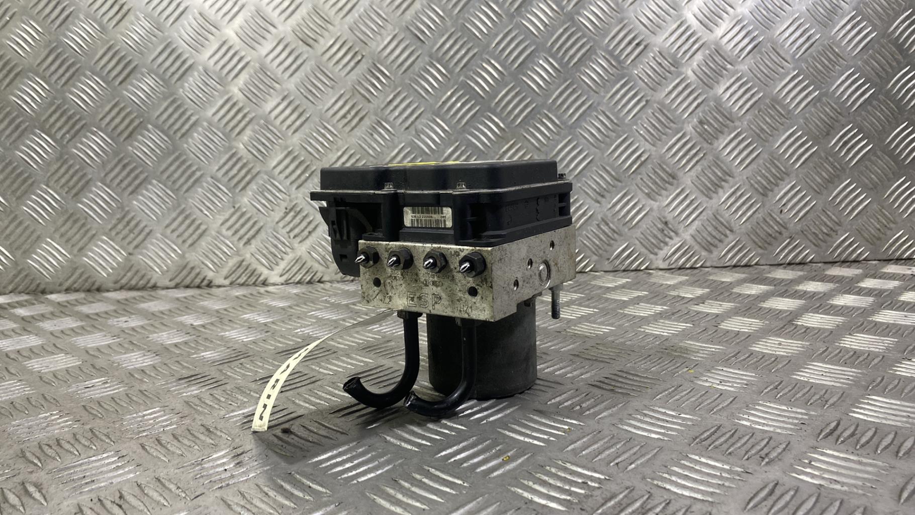 Bloc ABS (freins anti-blocage) AUDI A4 2 CABRIO PHASE 2 Essence - 1