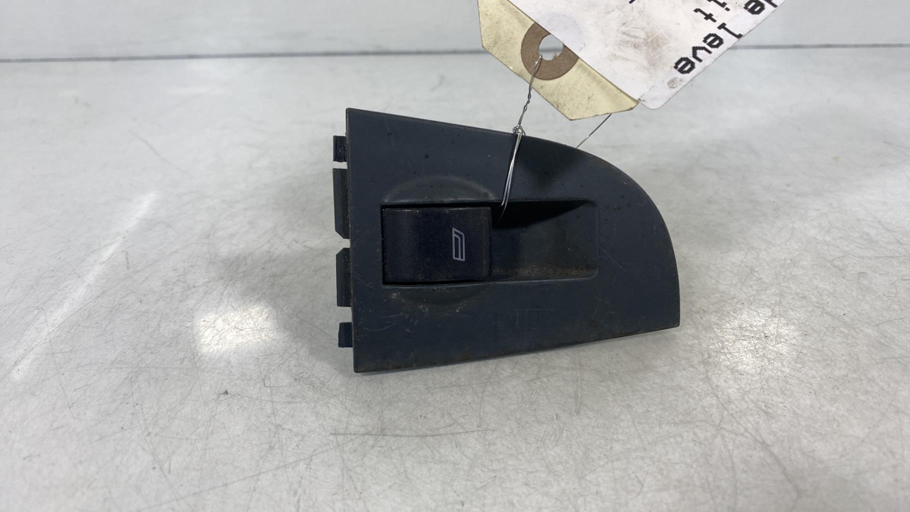 Interruttore lavacristalli anteriore destro AUDI A6 2 AVANT PHASE 1 BREAK Diésel - 1
