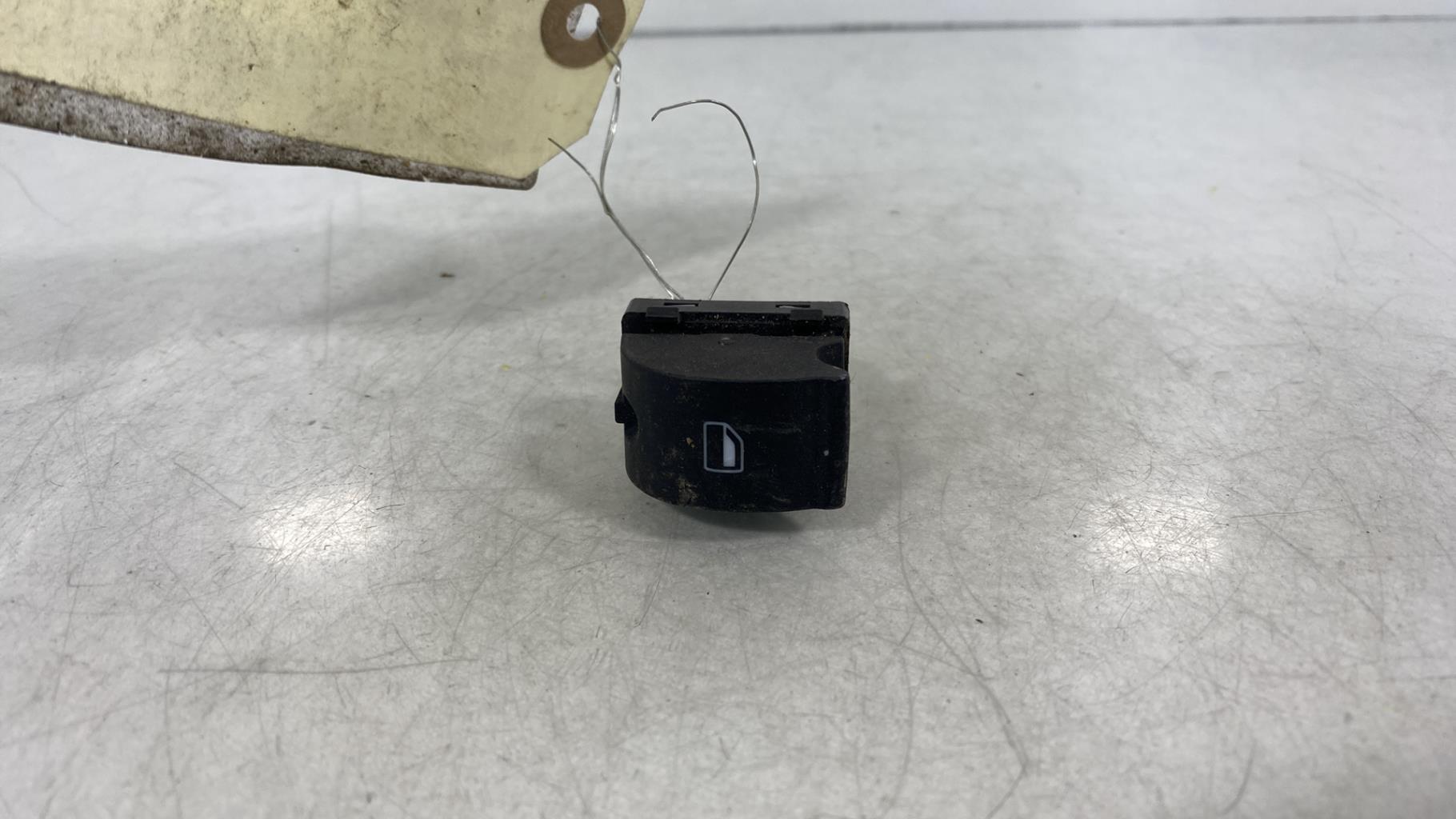 Interruttore lavacristalli anteriore destro AUDI A4 2 AVANT PHASE 2 BREAK Diésel - 1