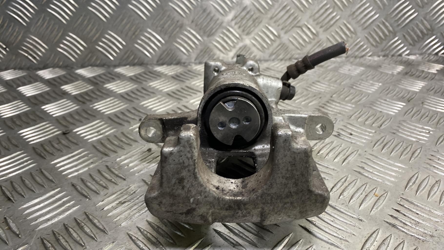 Pinza freni posteriore sinistra TOYOTA AVENSIS 3 PHASE 1 BREAK Diésel - 1
