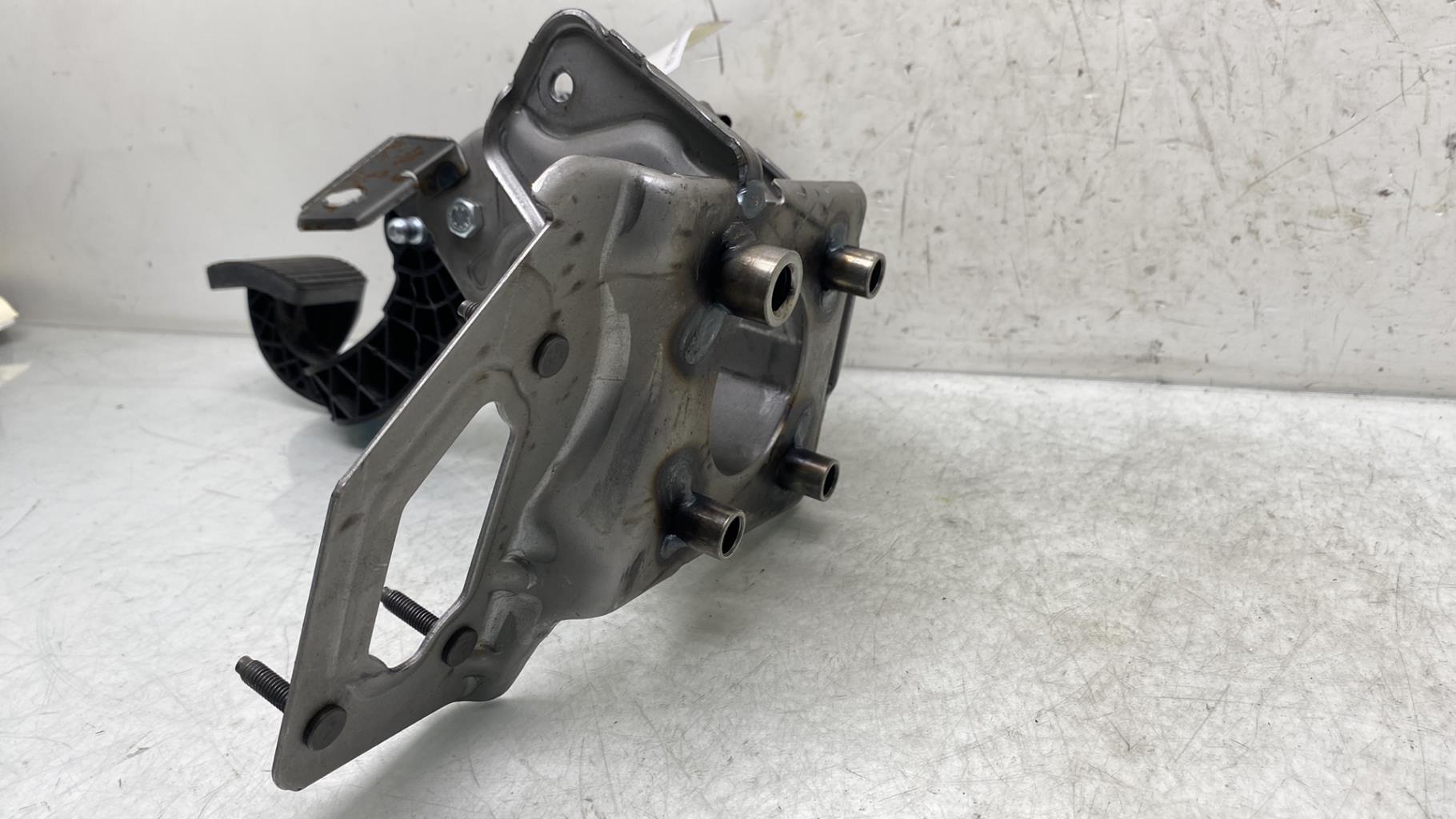 Pedale della frizione PEUGEOT 208 1 PHASE 2 Gasolina - 1