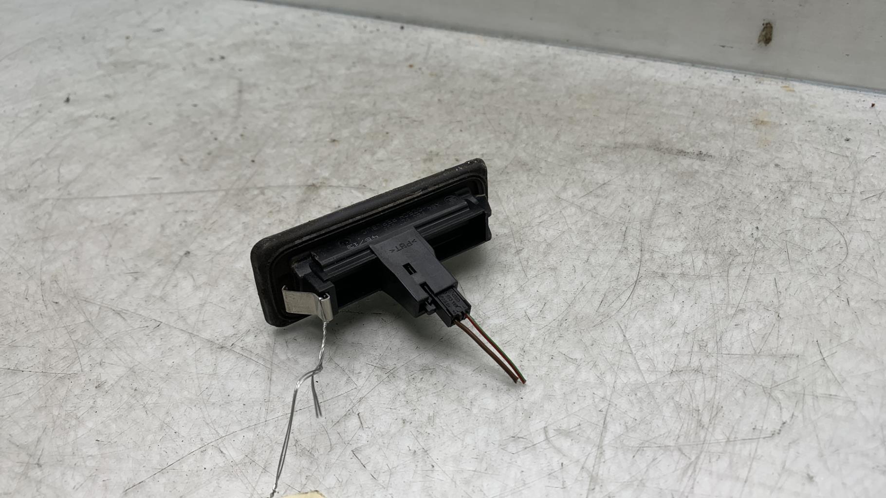 Bouton de coffre SKODA FABIA 2 PHASE 2 Essence - 1