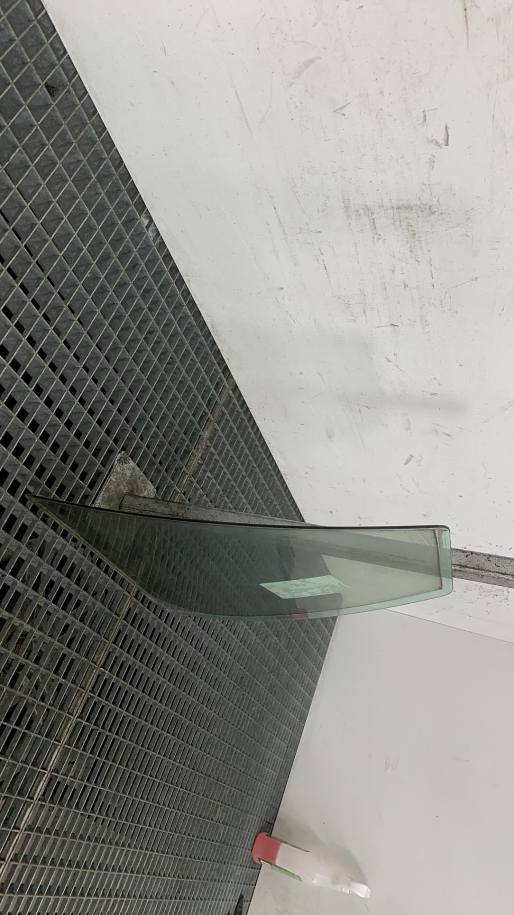 Ventanilla triangular trasera izquierda (puerta) MERCEDES CLASSE E 210 PHASE 1 BREAK Diésel - 1