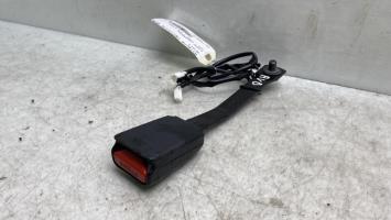 Attache ceinture avant droit