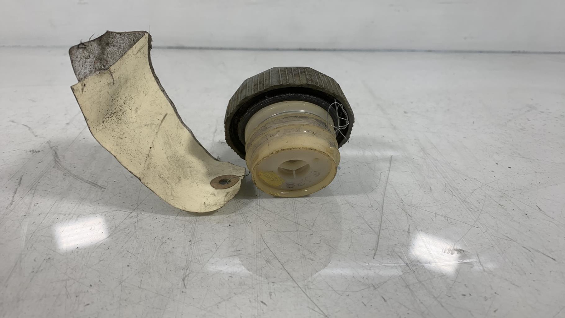 Bouchon de carburant MAZDA 323 5 PHASE 2 Essence - 1