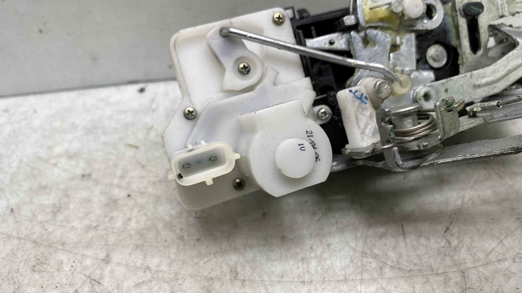 Serrure avant droit VOLKSWAGEN FOX Essence - 1