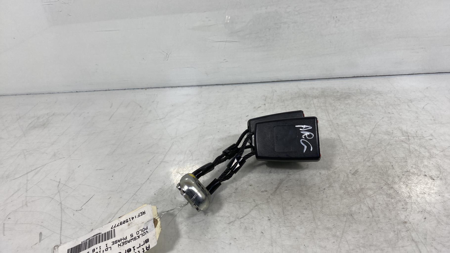 Aggancio cintura sicurezza posteriore sinistro VOLKSWAGEN POLO 5 PHASE 1 Diésel - 1