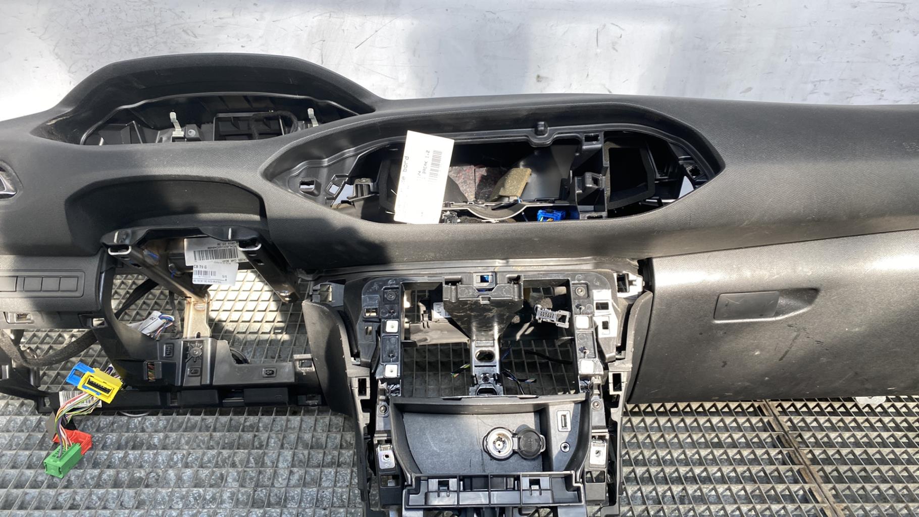 Planche de bord complete PEUGEOT 308 2 SW PHASE 1 BREAK Essence - 1