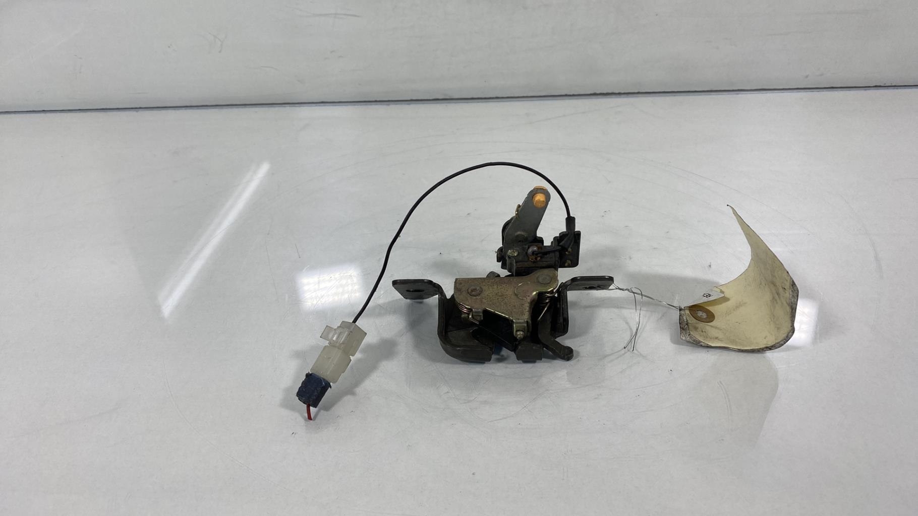 Serrure de coffre MAZDA DEMIO PHASE 1 BREAK Essence - 1