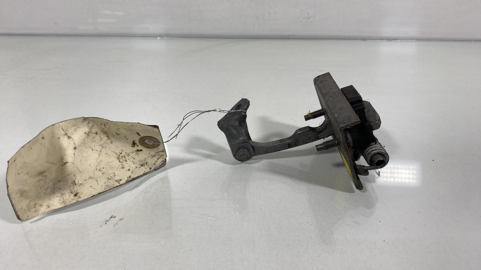 Arret de porte arriere droit MAZDA DEMIO PHASE 1 BREAK Essence - 1
