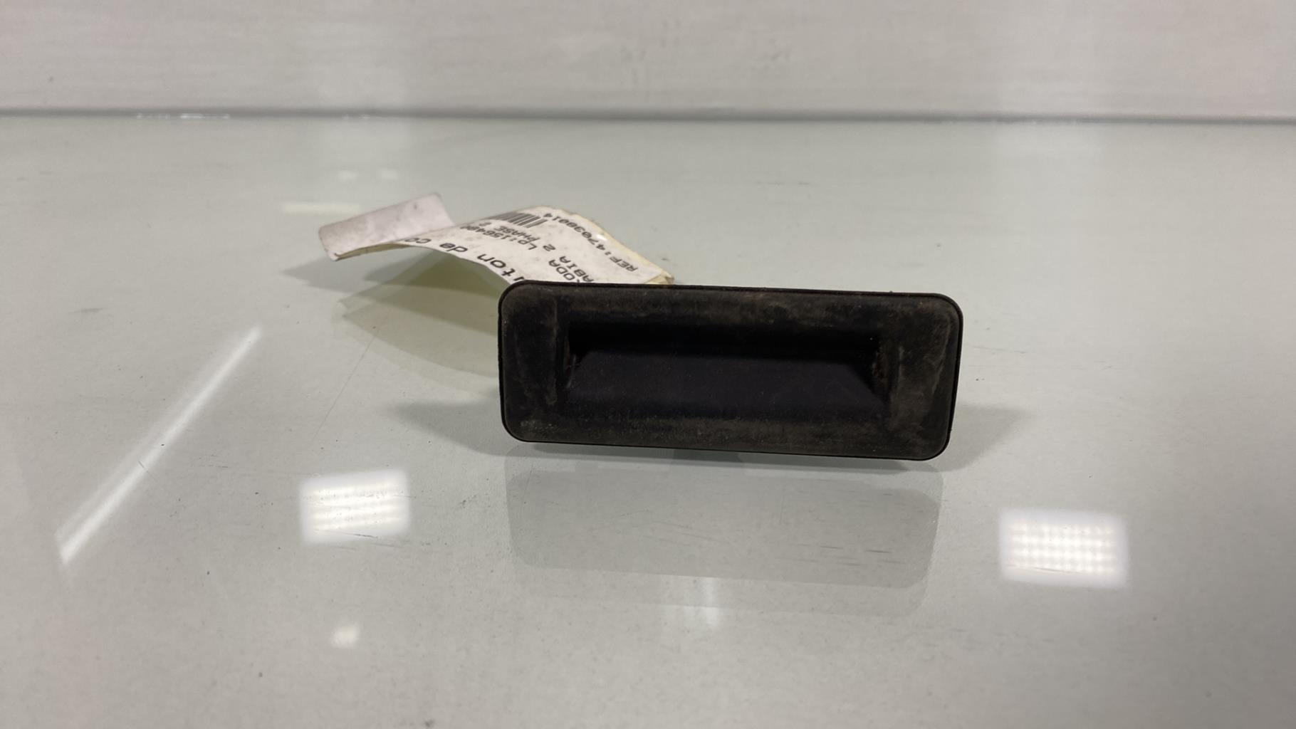 Bouton de coffre SKODA FABIA 2 PHASE 2 Diesel - 1
