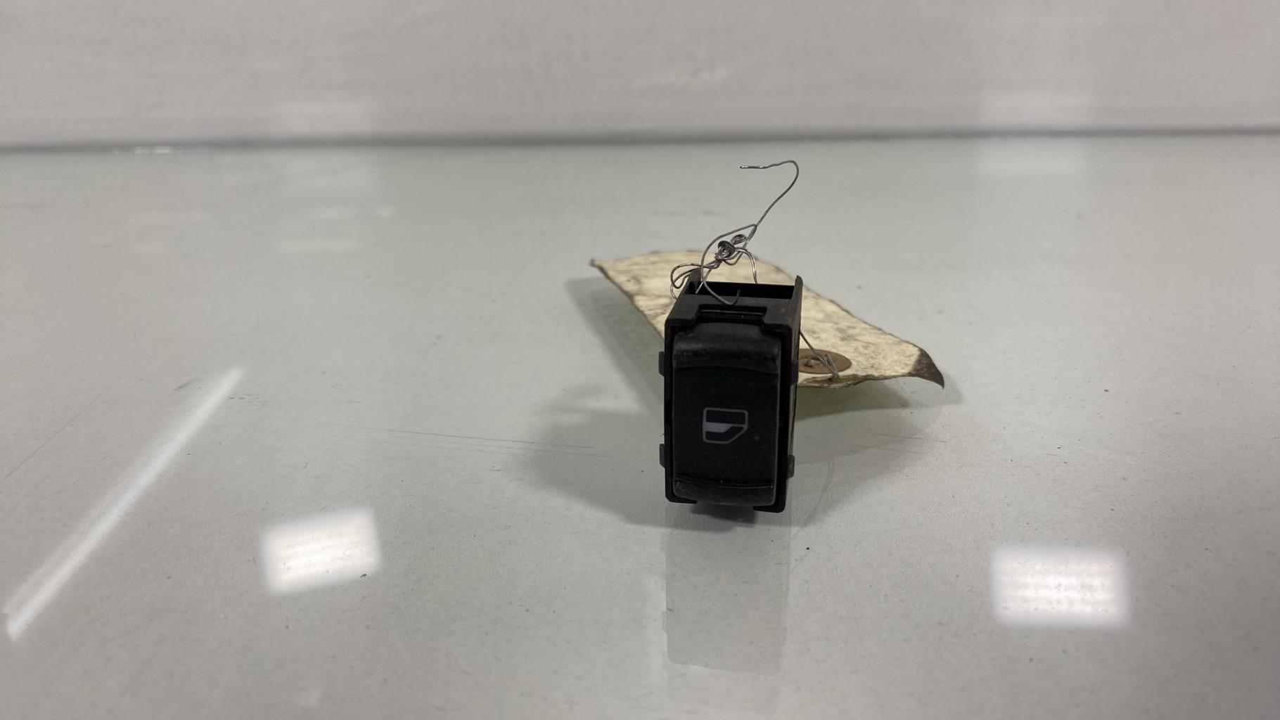 Interruttore lavacristalli posteriore destro VOLKSWAGEN GOLF 4 Gasolina - 1
