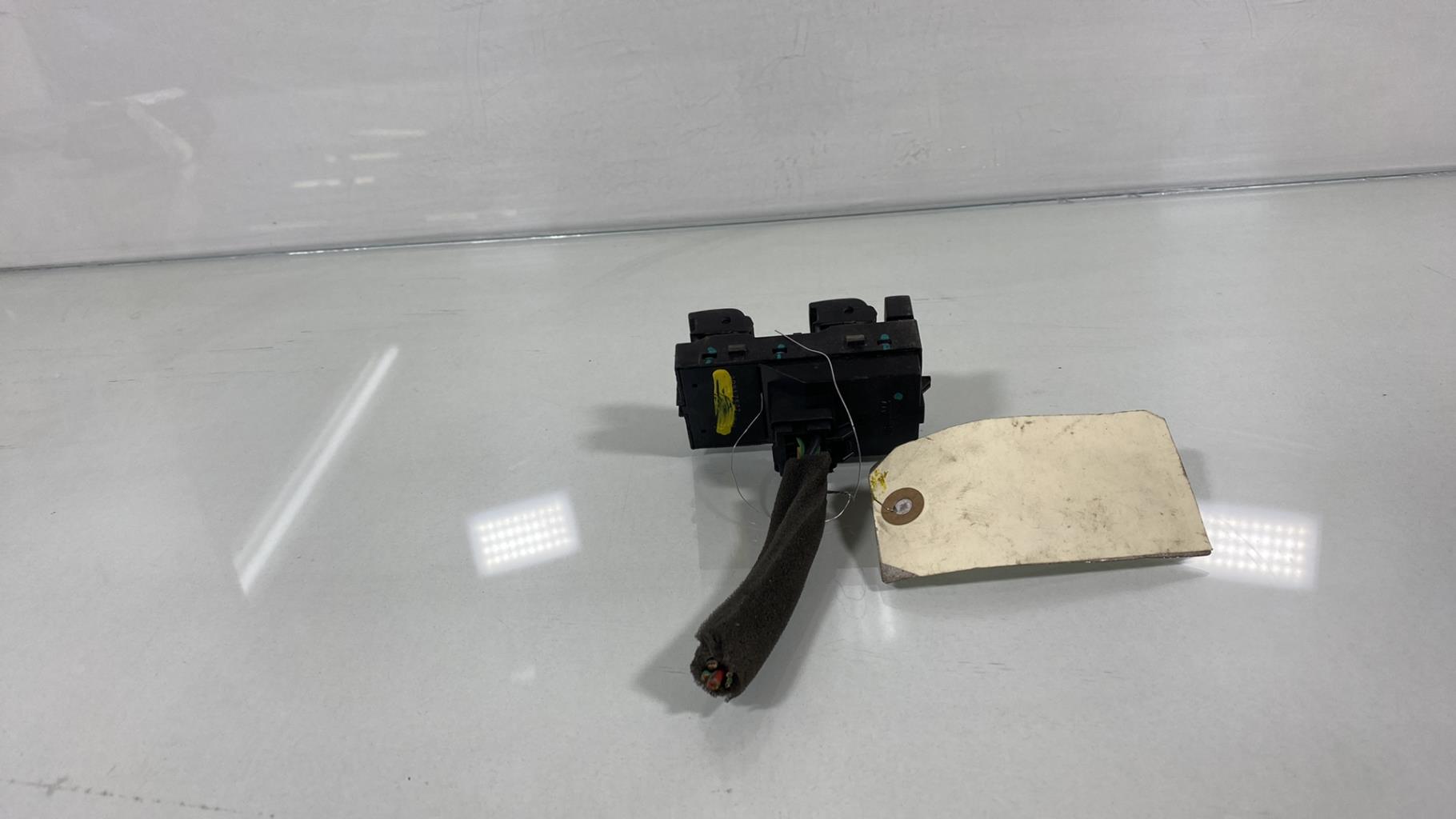 Interruttore lavacristalli anteriore sinistro CHEVROLET ORLANDO Diésel - 1